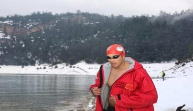 بطل مغربي يسبح في المياه الجليدية ويحطم رقما قياسيا