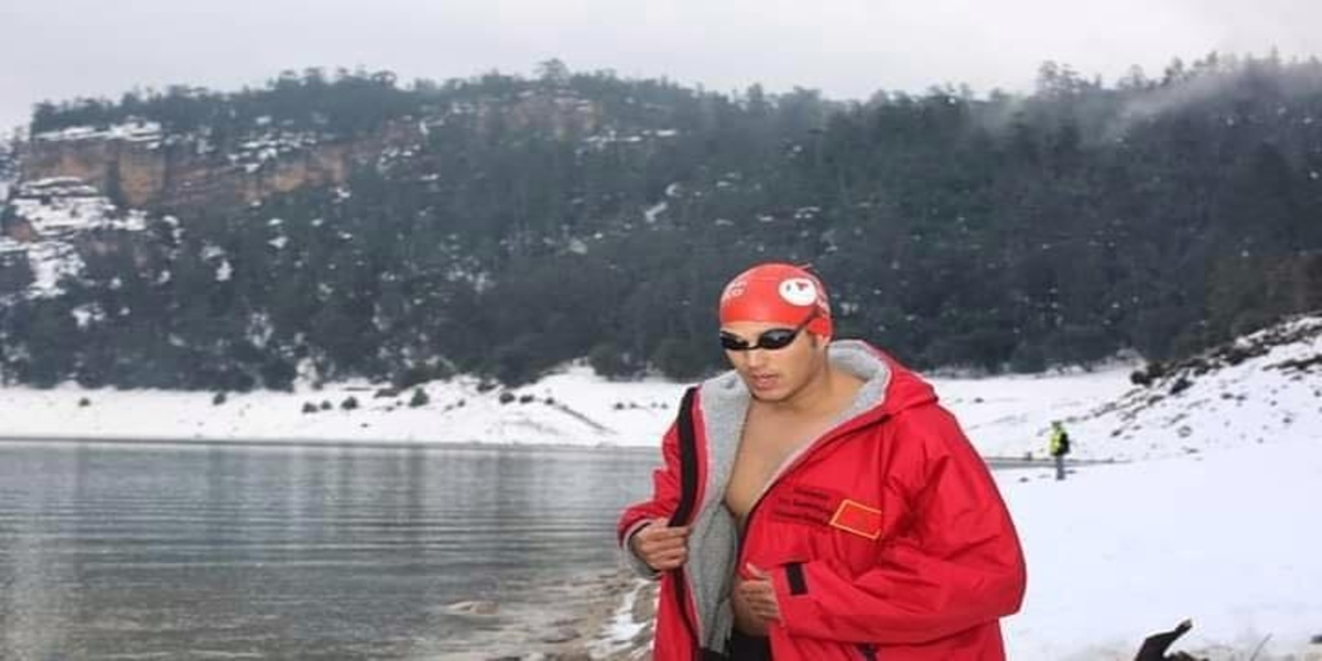 بطل مغربي يسبح في المياه الجليدية ويحطم رقما قياسيا