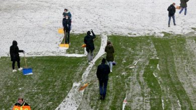 فريق فرنسي يستعين بلاعبيه لإزاحة الثلوج من الملعب