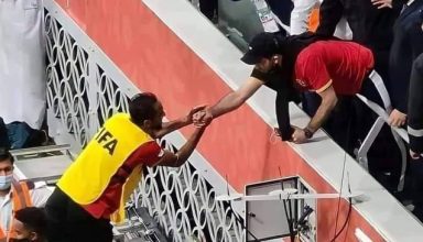 محمود كهربا يصافح أبو تريكة بعد انتهاء مباراة الأهلي وبايرن ميونيخ
