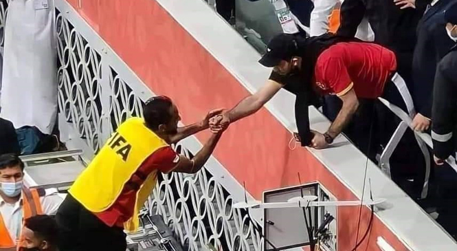 محمود كهربا يصافح أبو تريكة بعد انتهاء مباراة الأهلي وبايرن ميونيخ