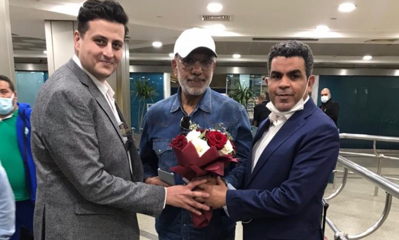 بيراميدز يستقبل بعثة الرجاء الرياضي في مطار القاهرة بـ”الورد”