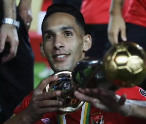 المدافع المغربي بدر بنون يحتفل بلقب دوري أبطال أفريقيا رفقة الأهلي المصري