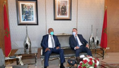باتريس موتسيبي رئيس الاتحاد الإفريقي لكرة القدم إلى جانب فوزي لقجع رئيس جامعة الكرة المغربية