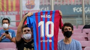قميص ليونيل ميسي مع فريقه السابق برشلونة