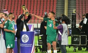 سفيان الراحيمي يمنح والده كأس محمد السادس للأندية الأبطال