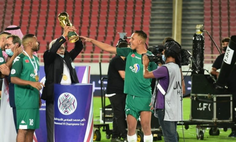 سفيان الراحيمي يمنح والده كأس محمد السادس للأندية الأبطال