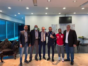 استقبال حافل للبطل الأولمبي كيشو بمطار القاهرة الدولي