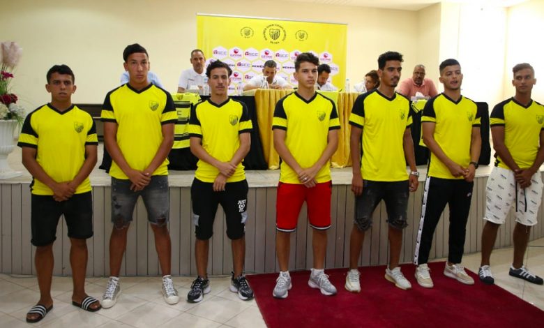 المغرب الفاسي يتعاقد مع أربعة لاعبين رجاويين دفعة واحدة
