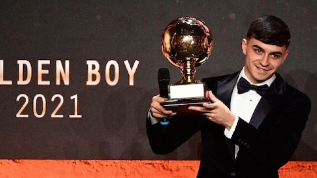 بيدري يقدم وعدا لجماهير برشلونة في حفل جائزة الفتى الذهبي