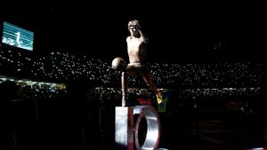 تشافي يكتشف عيباً في تمثال مارادونا في ملعب نابولي
