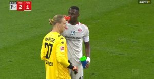 فيديو : حكم في الدوري الألماني يوقف المباراة حتى يكسر اللاعب المسلم صيامه