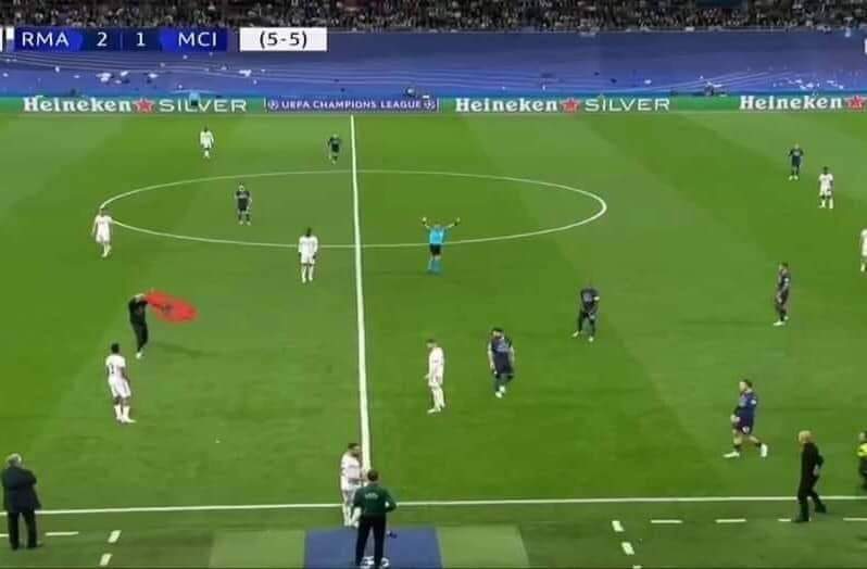 شاهد : لحظة اقتحام مشجع في مباراة ريال مدريد ومانشستر سيتي
