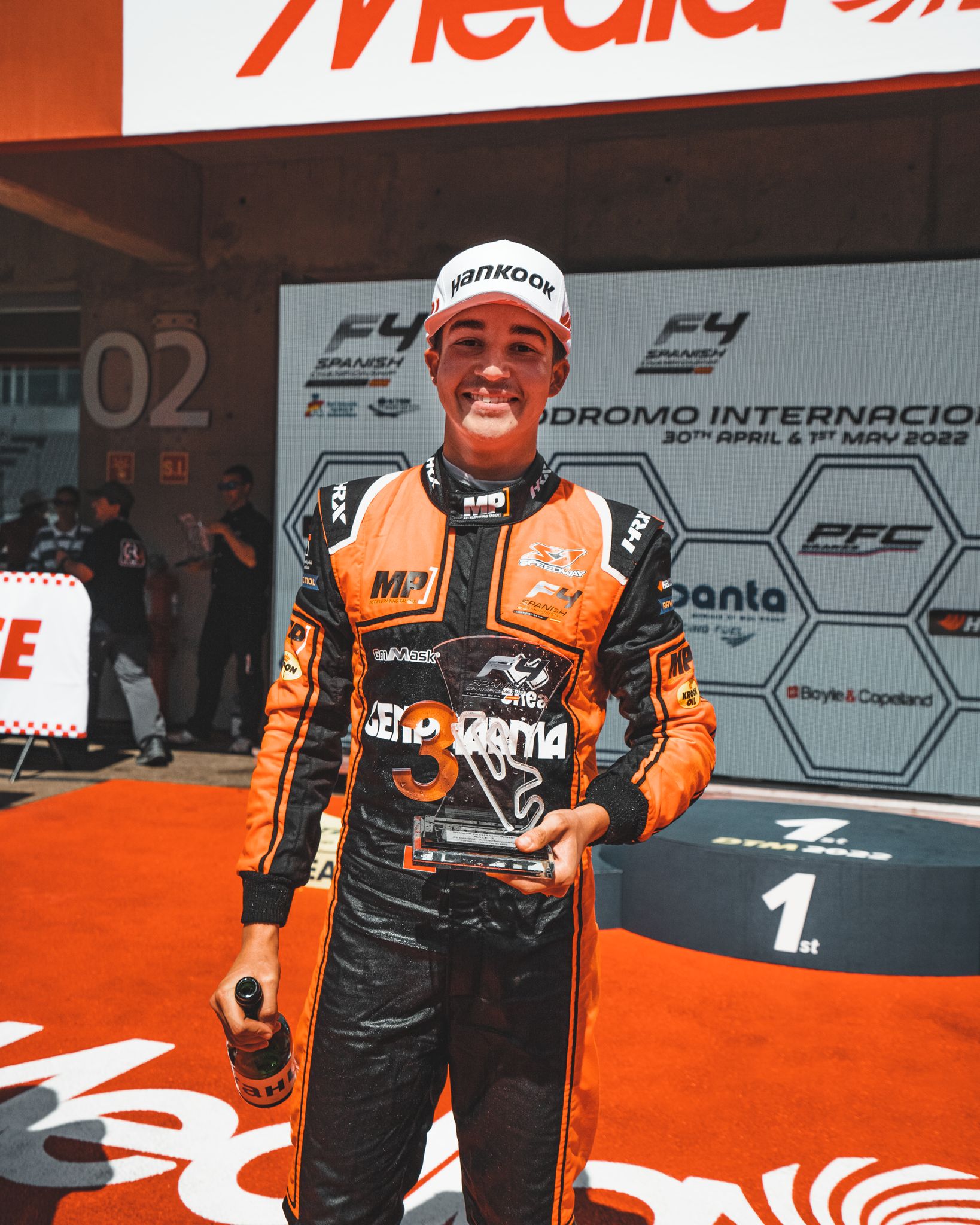 السائق المغربي سليمان زنفاري يتألق في افتتاح بطولة اسبانيا للفورمولا 4