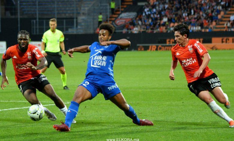 تأجيل مباراة لوريان وليون في الدوري الفرنسي بسبب رداءة الملعب
