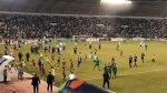 هجوم المشجعين الجزائرين على لاعبي المنتخب المغربي للناشئين