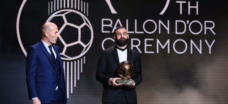كريم بنزيما يتوج بجائزة الكرة الذهبية لعام 2022