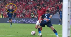 بالفيديو.. زكرياء الوردي يمنح الأهلي هدفا مجانيا بعد خطأ فادح في السوبر المصري