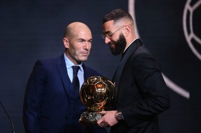 بنزيمة يتوج بجائزة الكرة الذهبية لعام 2022