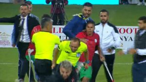 لاعب المنتخب المغربي يضرب الحكم بعد الهزيمة في كأس العالم لمبتوري الأطراف