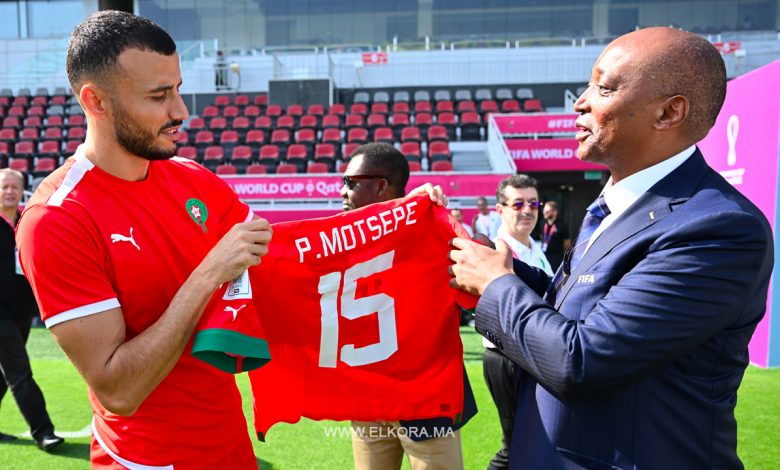 رئيس الاتحاد الأفريقي لكرة القدم، باتريس موتسيبي رفقة عميد المنتخب المغربي رومان سايس