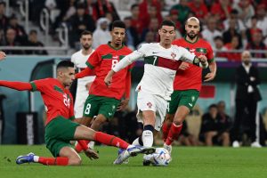 بدر بانون و كريستيانو رونالدو من مباراة المغرب والبرتغال في كأس العالم 2022