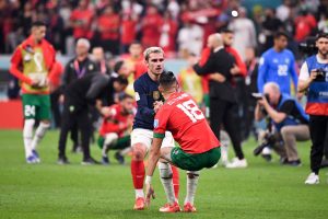 أنطوان غريزمان وجواد الياميق من مباراة المنتخب المغربي وفرنسا في كأس العالم