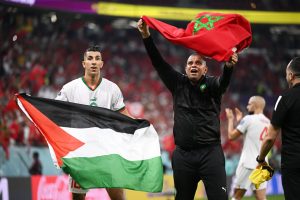 جواد الياميق بالعلم الفلسيطني رفقة رشيد بنمحمود - المنتخب المغربي