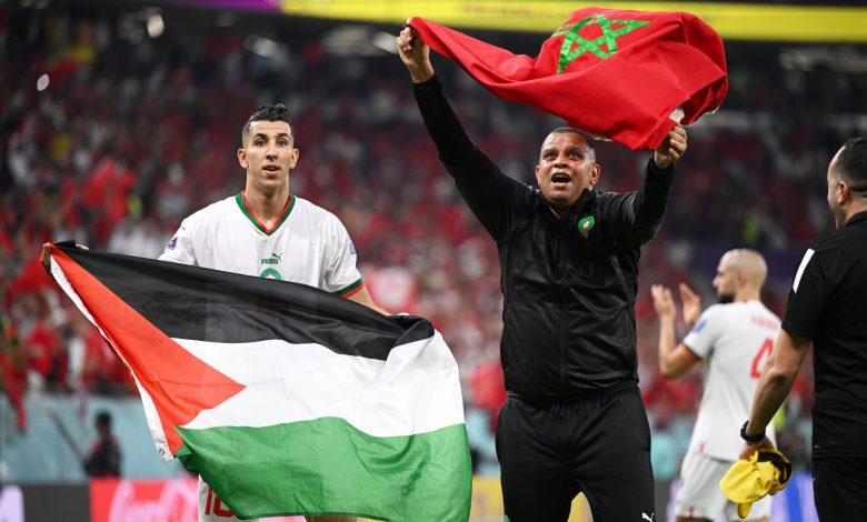 جواد الياميق بالعلم الفلسيطني رفقة رشيد بنمحمود - المنتخب المغربي