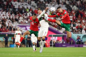 بدر بانون و جواد الياميق وكريستيانو رونالدو من مباراة المغرب والبرتغال في كأس العالم 2022