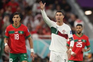 جواد الياميق و كريستيانو رونالدو من مباراة المغرب والبرتغال في كأس العالم 2022