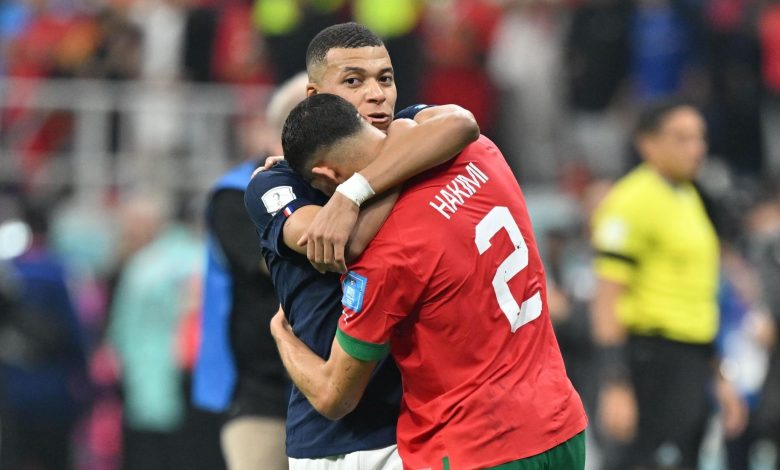 أشرف حكيمي وكيليان مبابي من مباراة المنتخب المغربي وفرنسا في كأس العالم 2022