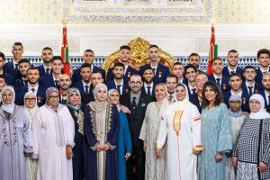 الملك يستقبل أعضاء المنتخب المغربي وأمهاتهم