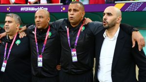 مدرب المنتخب المغربي وليد الركراكي وطاقمه المساعد