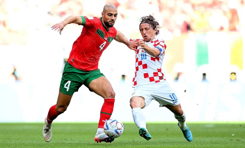سفيان أمرابط و لوكا مودريتش من مباراة كرواتيا و المنتخب المغربي