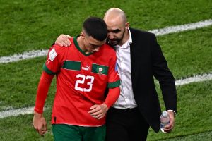 وليد الركراكي مدرب المنتخب المغربي لكرة القدم و بلال الخنوس