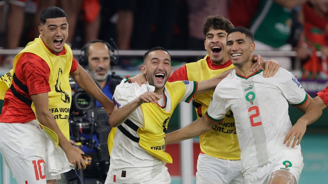 حكيم زياش وأشرف حكيمي والزلزولي - المنتخب المغربي في كأس العالم 2022