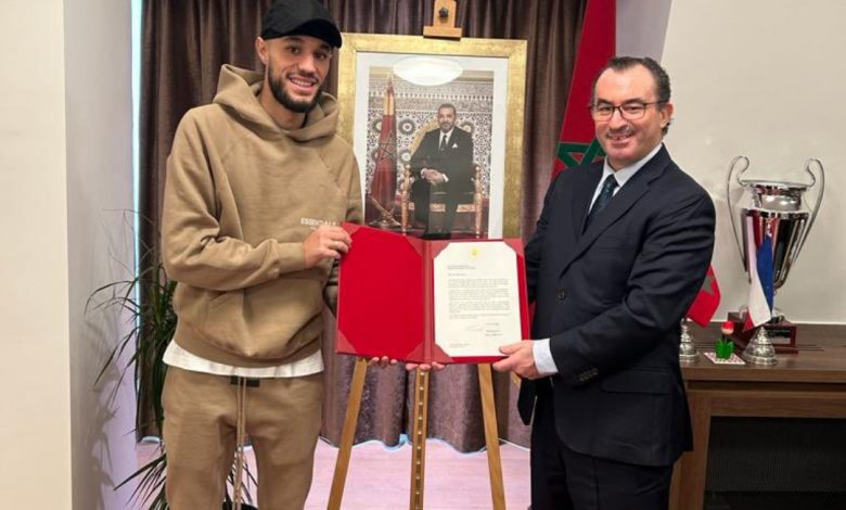 قنصلية المغرب في هولندا تفاجئ نصير مزراوي بهدية مميزة