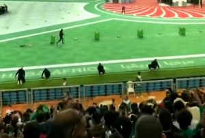 بالفيديو.. في لقطة سيئة الجمهور الجزائري "يَسُبُّ" المغاربة في حفل إفتتاح "الشان"