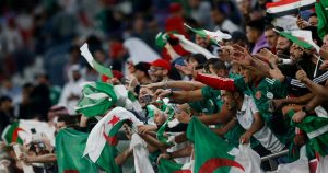 بعد سرقة الزليج .. الجمهور الجزائري يسرق طريقة تشجيع المنتخب المغربي "سير سير"