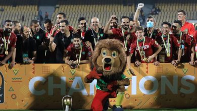 لاعبو المنتخب المغربي يحتفلون بلقب كأس الأمم الأفريقية للاعبين المحليين