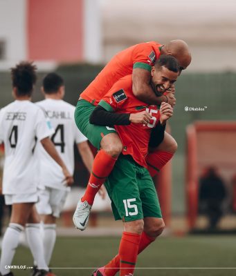 في مباراة انتهت 7-7 .. أجواء رائعة بين نجوم المغرب ونجوم العالم