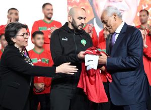 فيديو.. تفاعل جميل من الركراكي ولاعبي المنتخب المغربي مع أطفال من ذوي الإحتياجات الخاصة