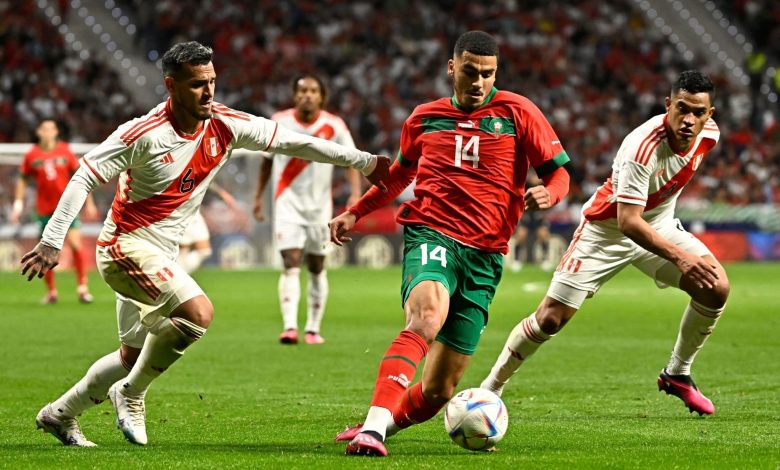 زكرياء أبو خلال من مباراة المنتخب المغربي وبيرو