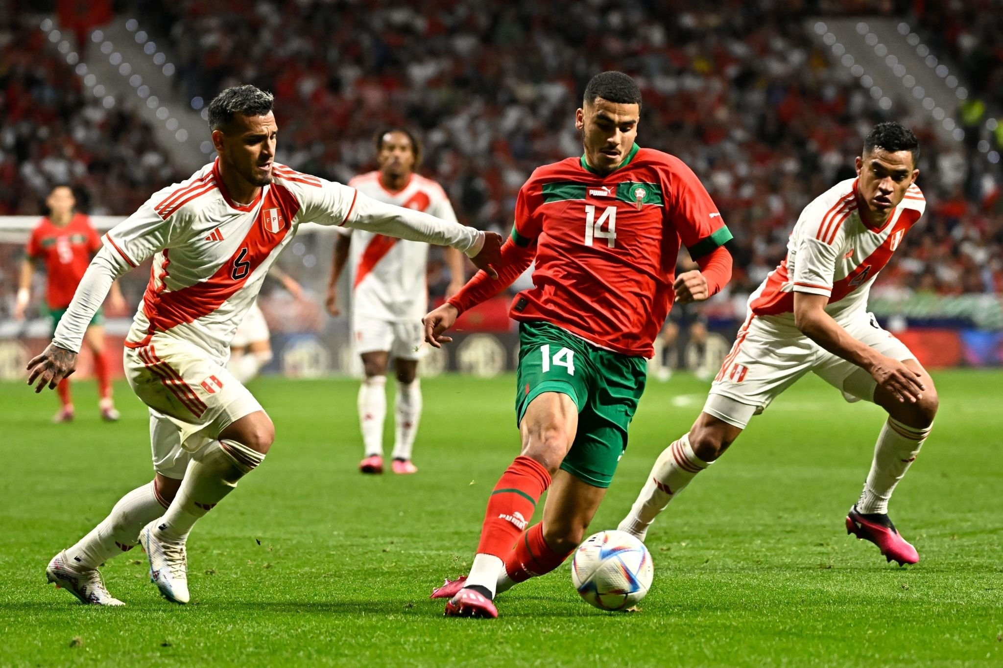 زكرياء أبو خلال من مباراة المنتخب المغربي وبيرو