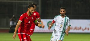 لاعب منتخب الجزائر رياض محرز في مواجهة لاعب منتخب تونس منتصر الطالبي