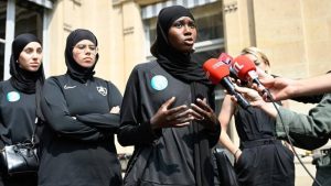 وزير الداخلية الفرنسي يصرح بعد مطالبة اللاعبات بارتداء الحجاب نحن لا نرتدي ملابس رياضية ذات شعارات دينية عندما نقوم بالرياضة