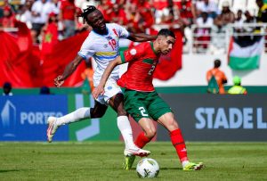أشرف حكيمي لاعب المنتخب المغربي