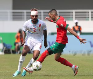 هينوك إينونغا باكا وحكيم زياش من مباراة الكونغو والمنتخب المغربي