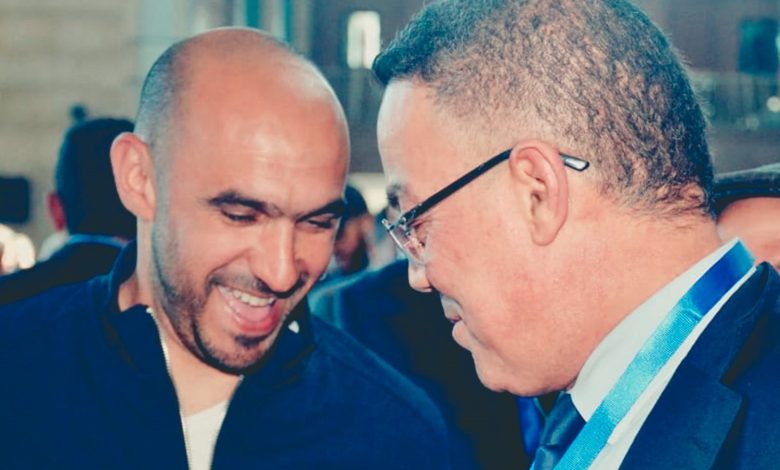 رئيس الجامعة الملكية المغربية لكرة القدم، فوزي لقجع والمدرب وليد الركراكي